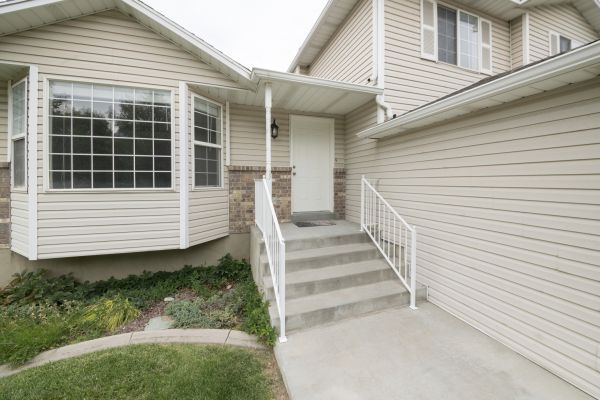 Cost of White Vinyl Siding Replacement in Reston